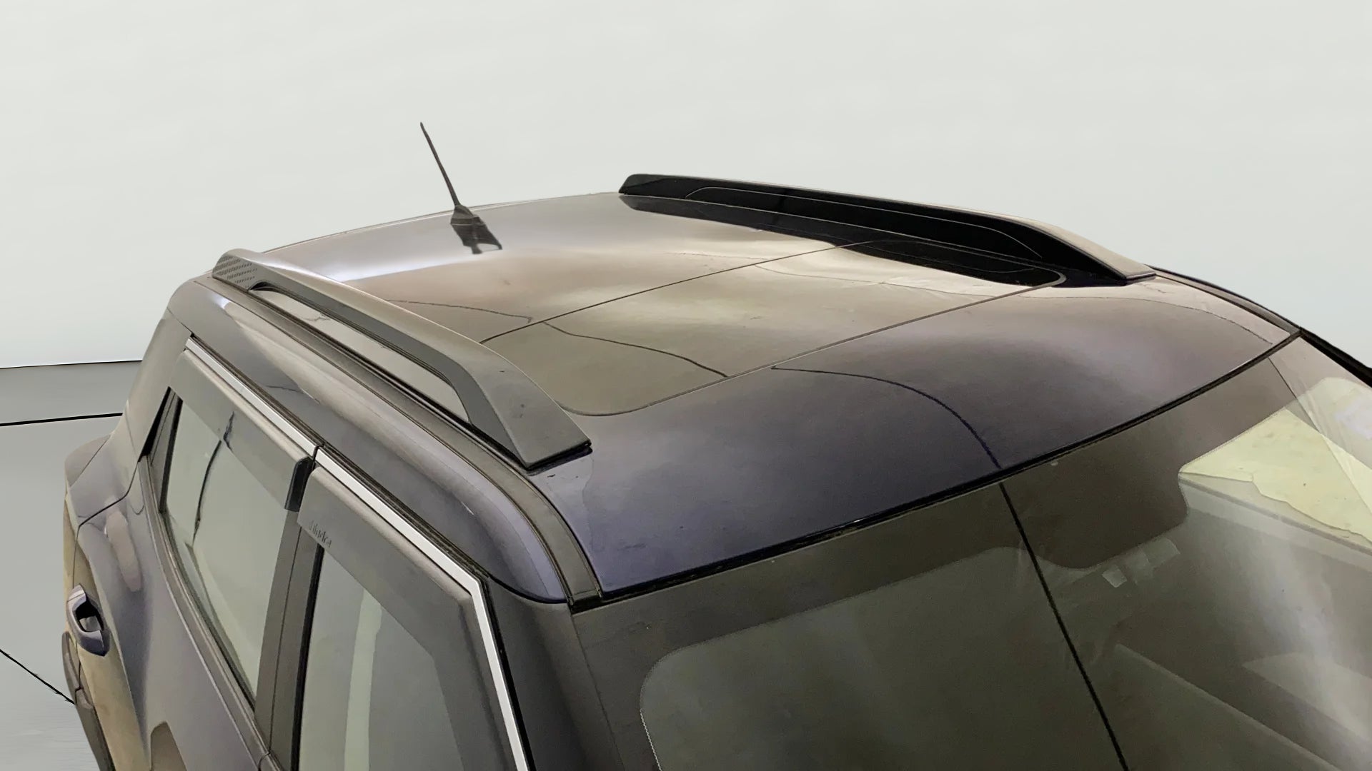 Roof and roof rails detail of a Mahindra XUV 3XO