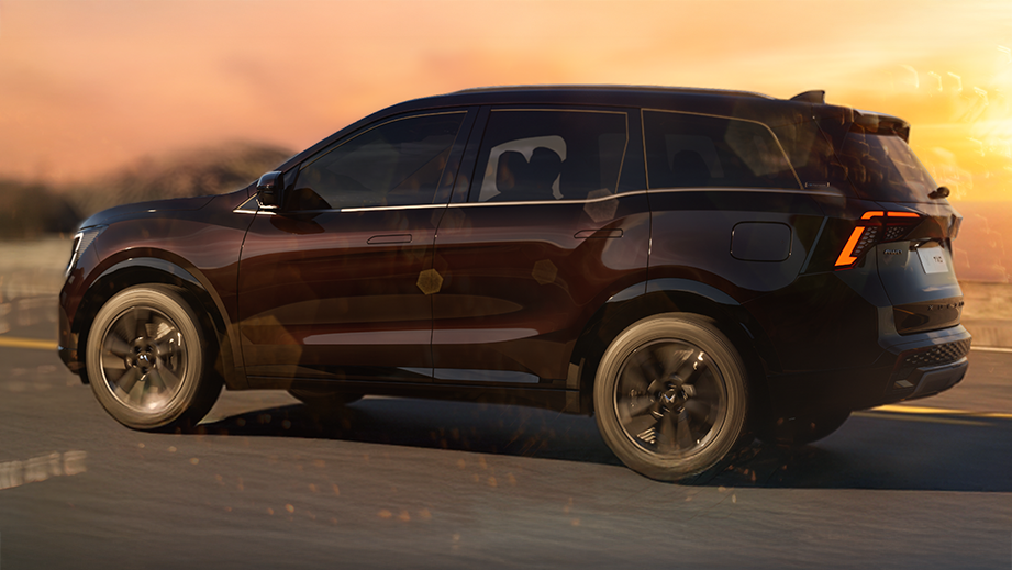 Rear three-quarter of Mahindra XUV 7XO