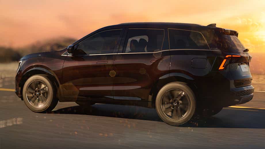 Rear three-quarter of Mahindra XUV 7XO