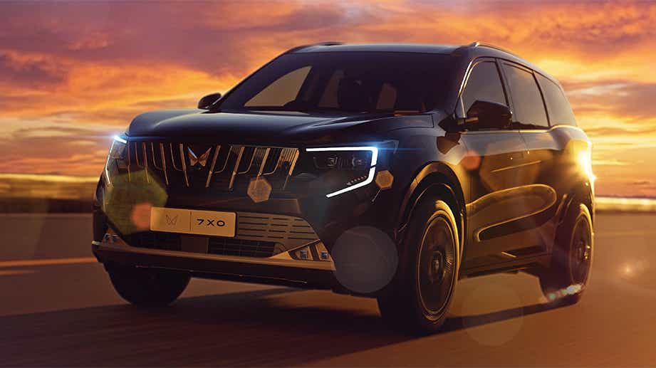 Front three-quarter view of Mahindra XUV 7XO