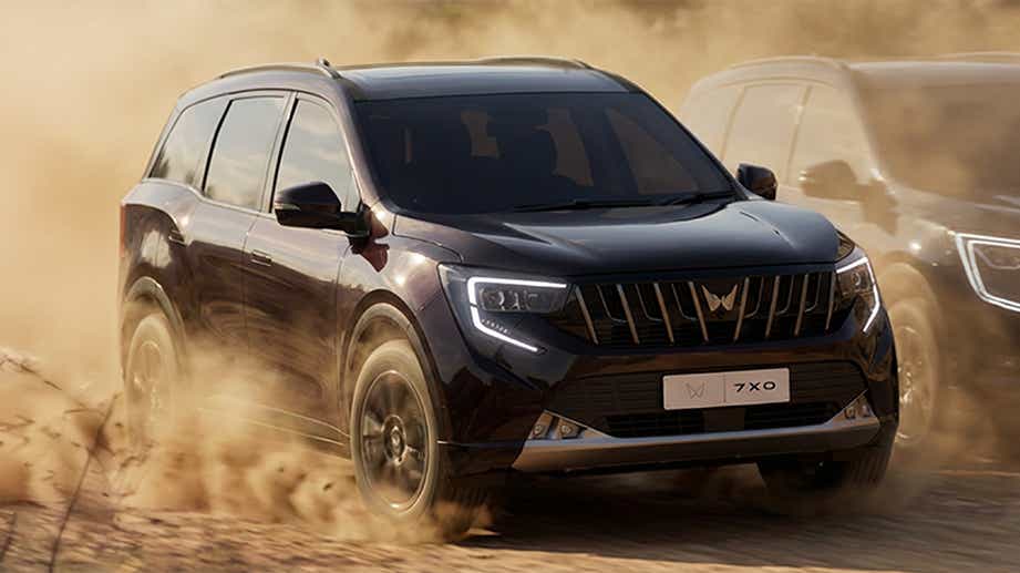Front three-quarter view of Mahindra XUV 7XO