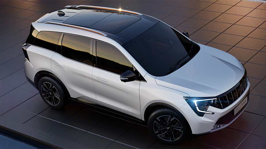 Front three-quarter view of Mahindra XUV 7XO