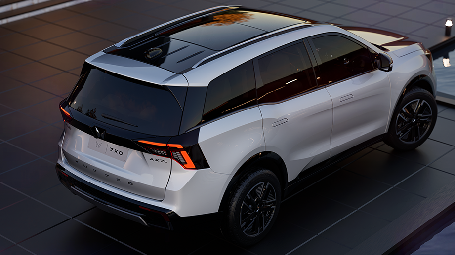 Rear three-quarter of Mahindra XUV 7XO