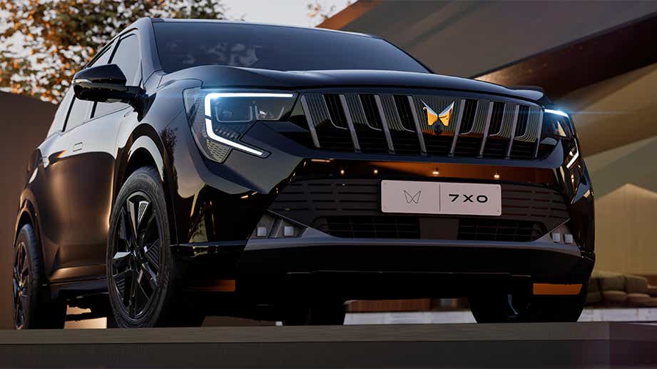Front view of Mahindra XUV 7XO