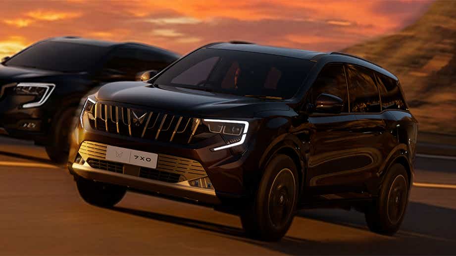 Front three-quarter view of Mahindra XUV 7XO