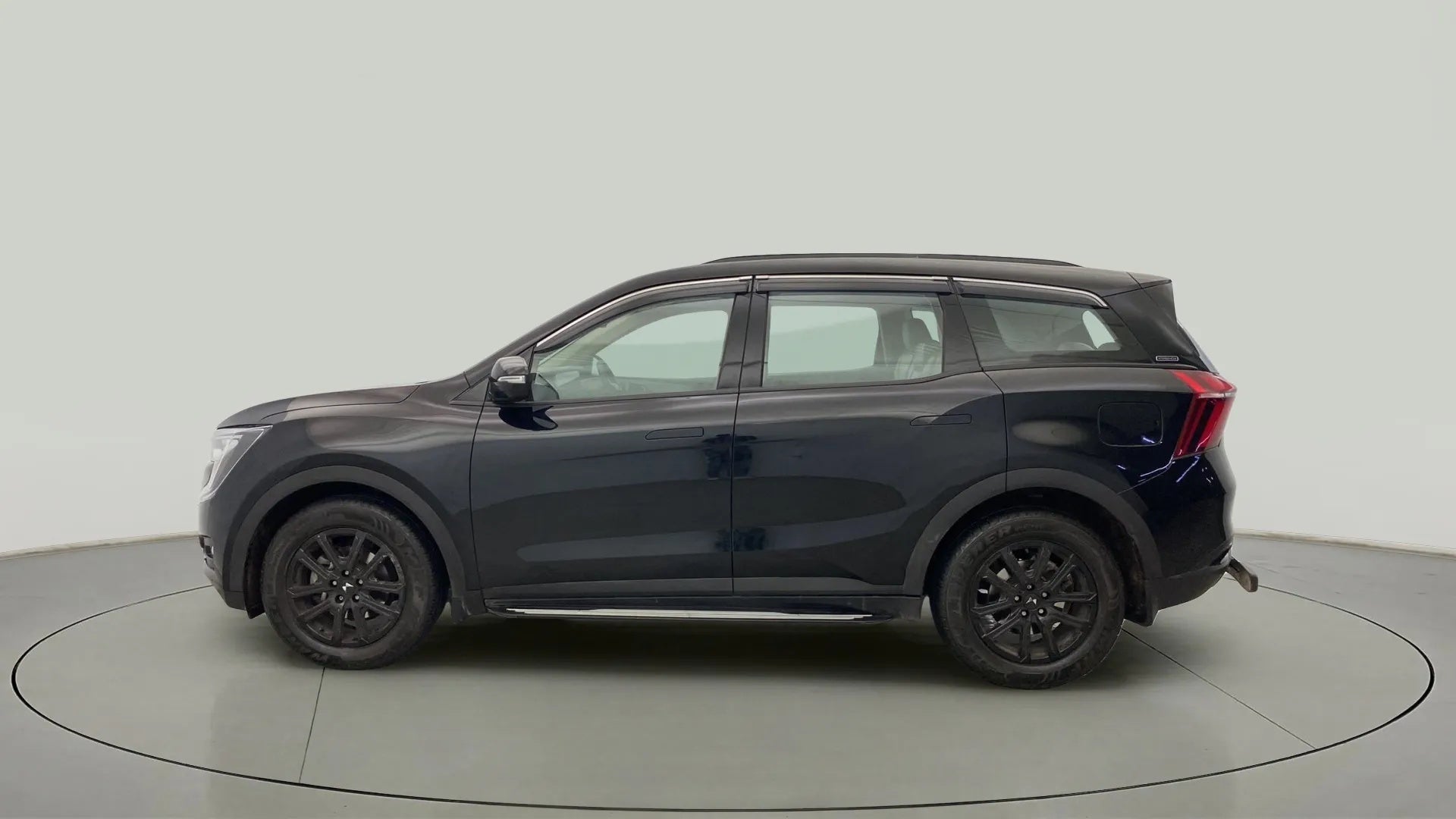 Side view of a Mahindra XUV700