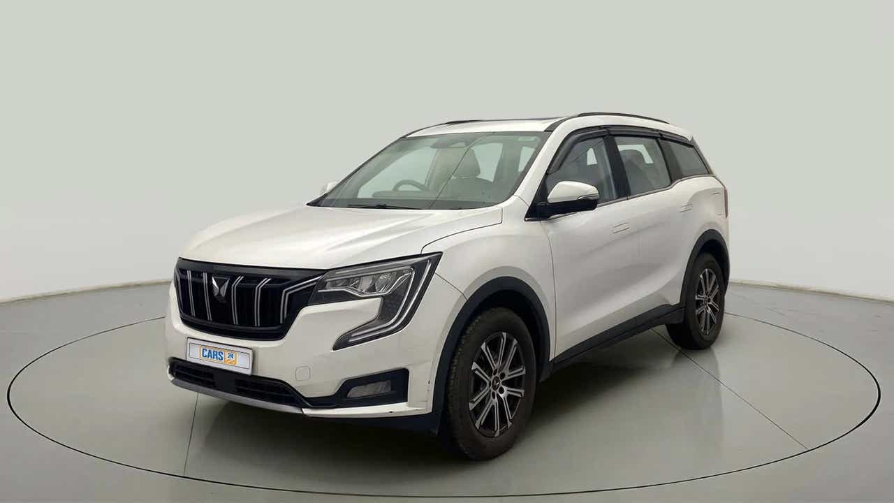 Front three-quarter view of a Everest White Mahindra XUV700