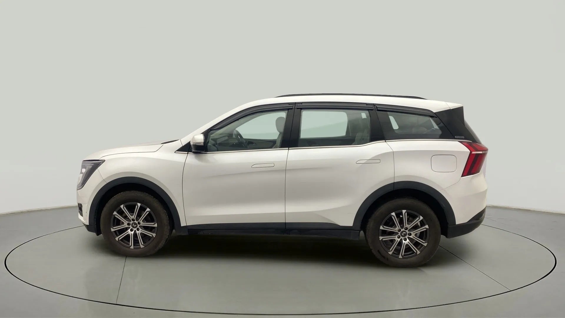 Side view of a Everest White Mahindra XUV700