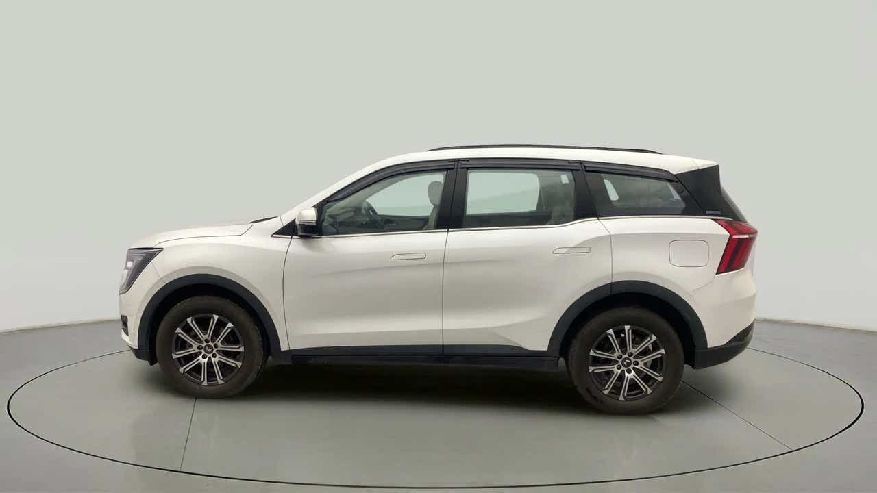 Side view of a Everest White Mahindra XUV700