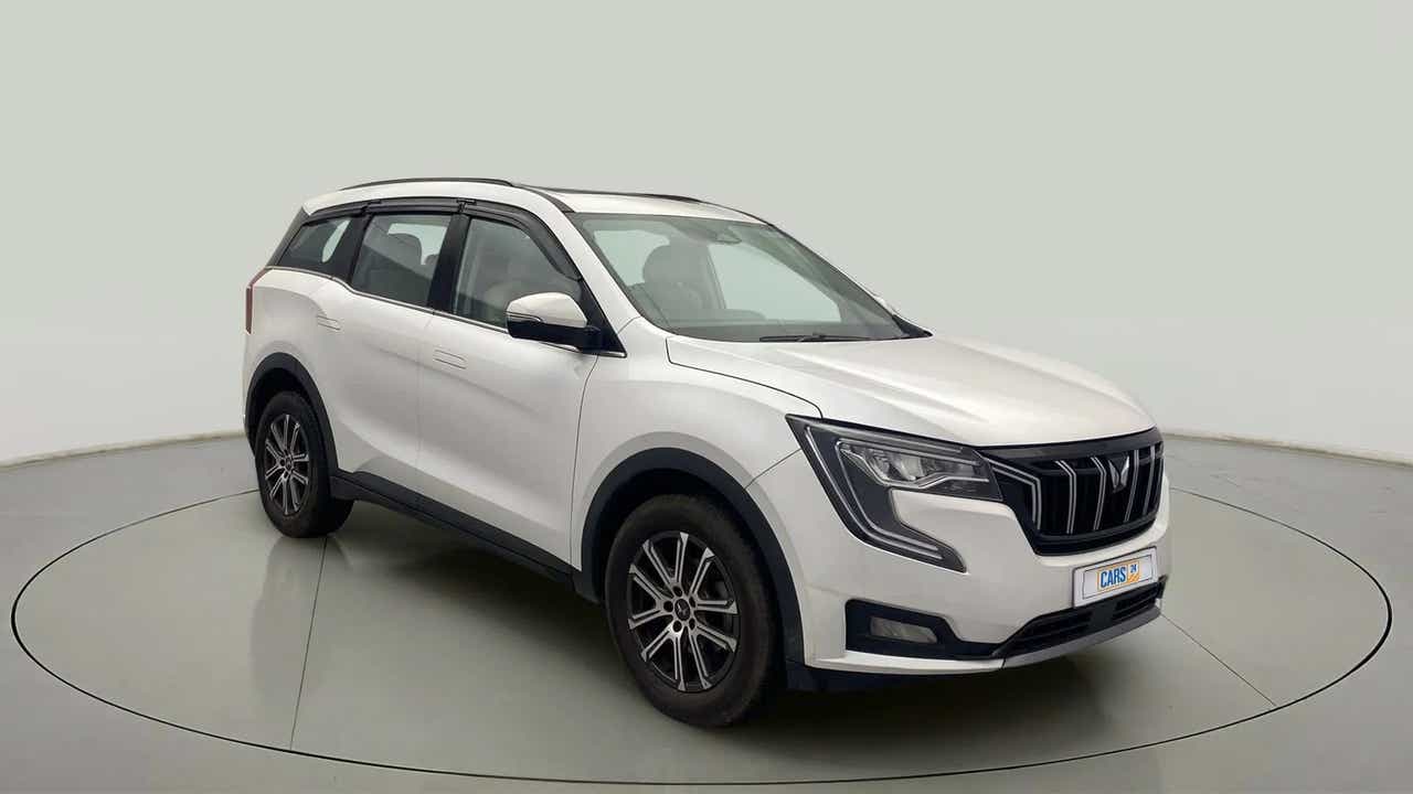Front three-quarter view of a Everest White Mahindra XUV700