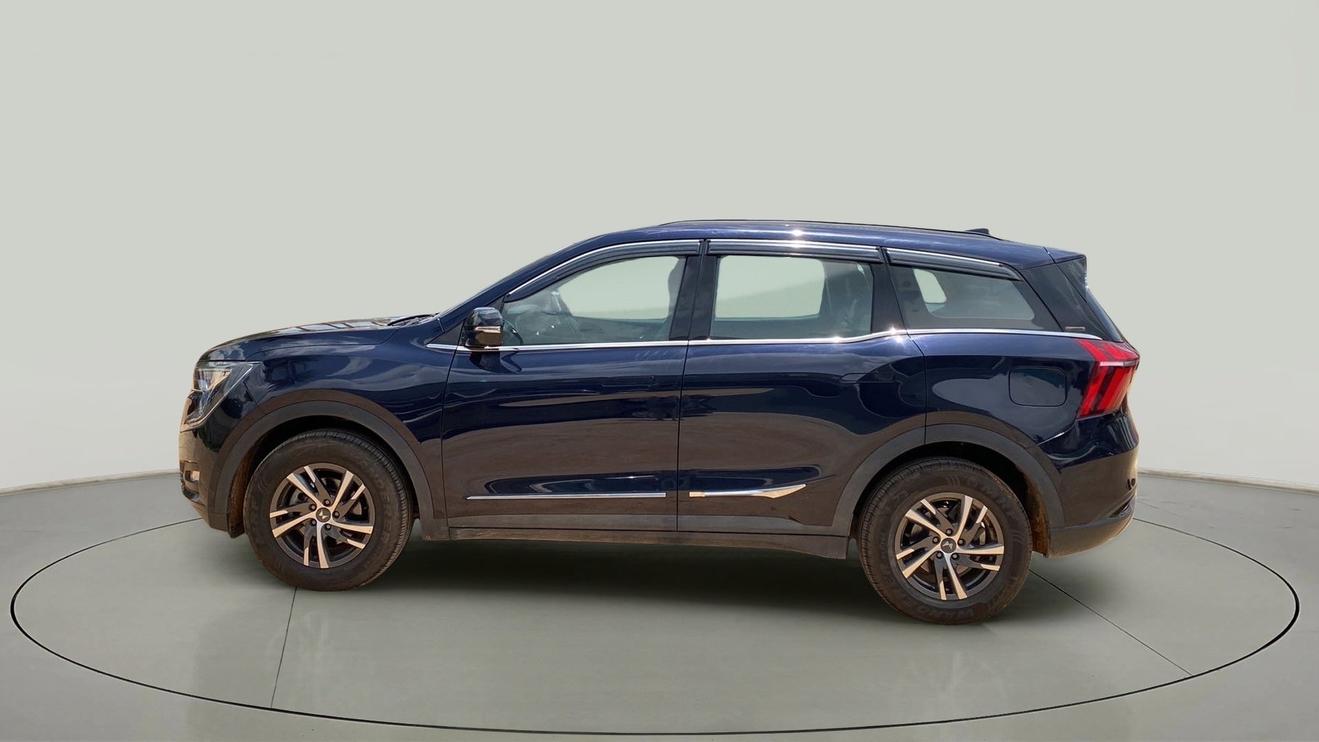 Side view of a Mahindra XUV700