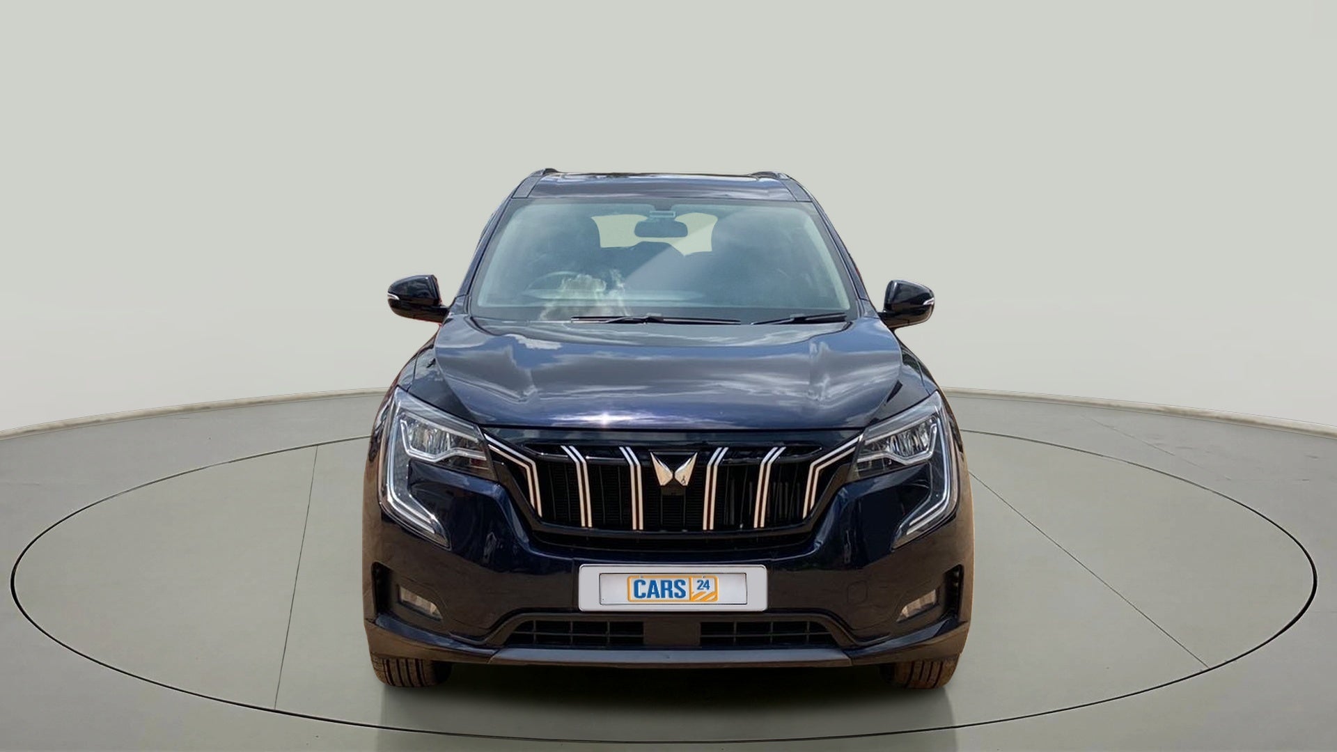 Front view of a Mahindra XUV700