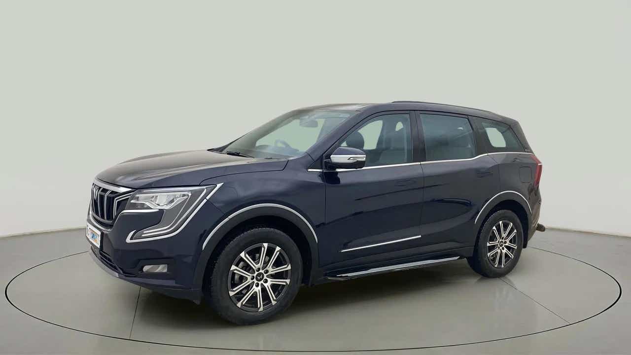 Front side view of a Mahindra XUV700