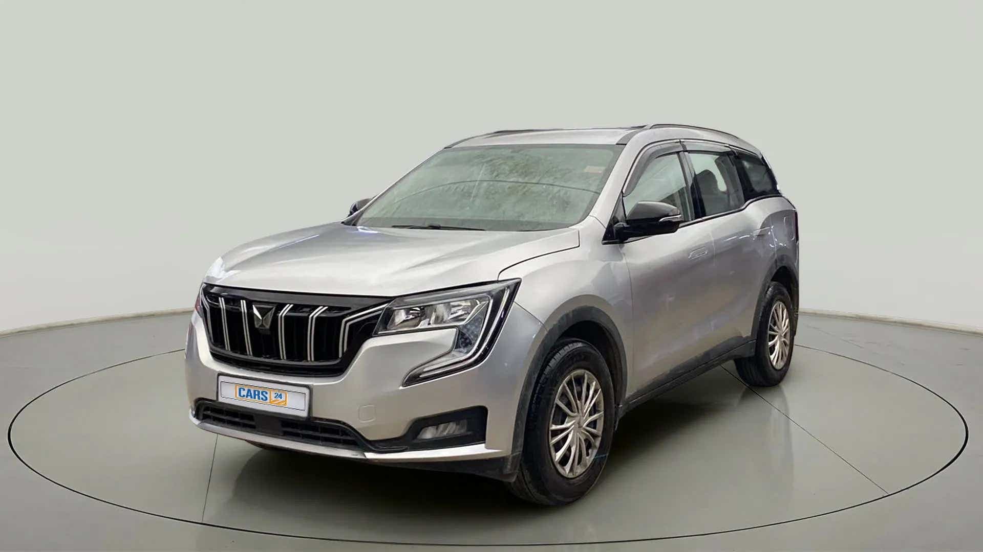 Front three-quarter view of a Mahindra XUV700