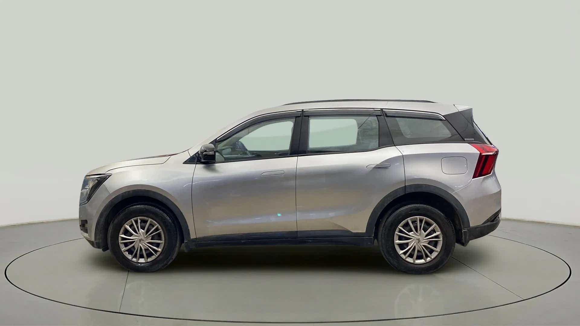 Side view of a Valyrian Silver Mahindra XUV700