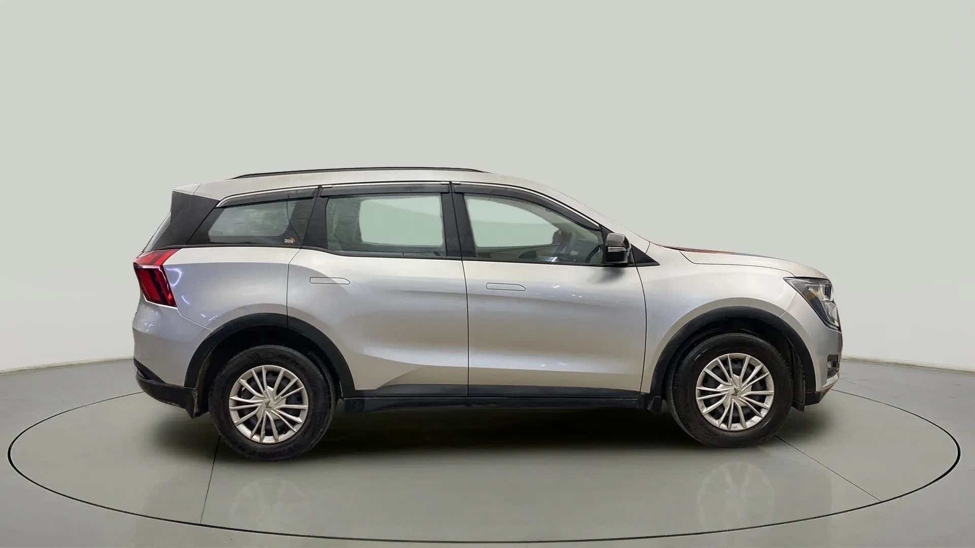 Side view of a Valyrian Silver Mahindra XUV700