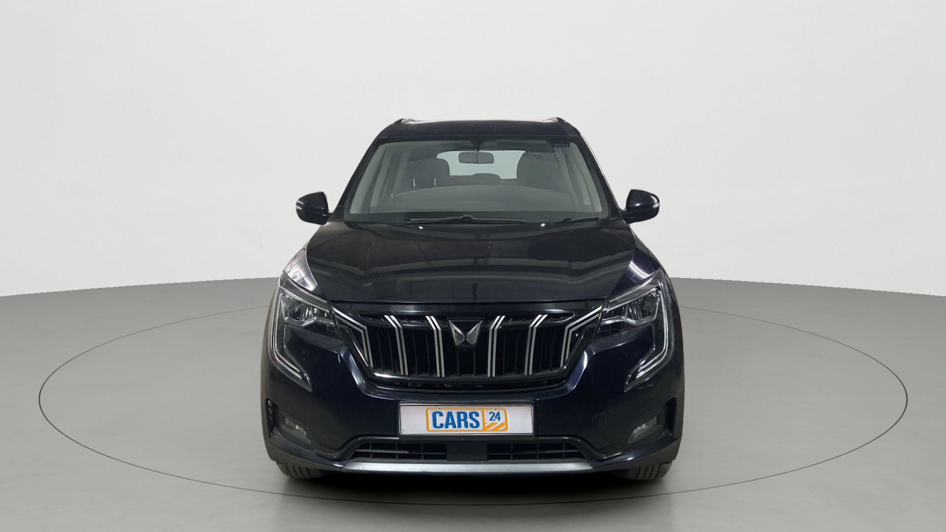 Front view of a Mahindra XUV700