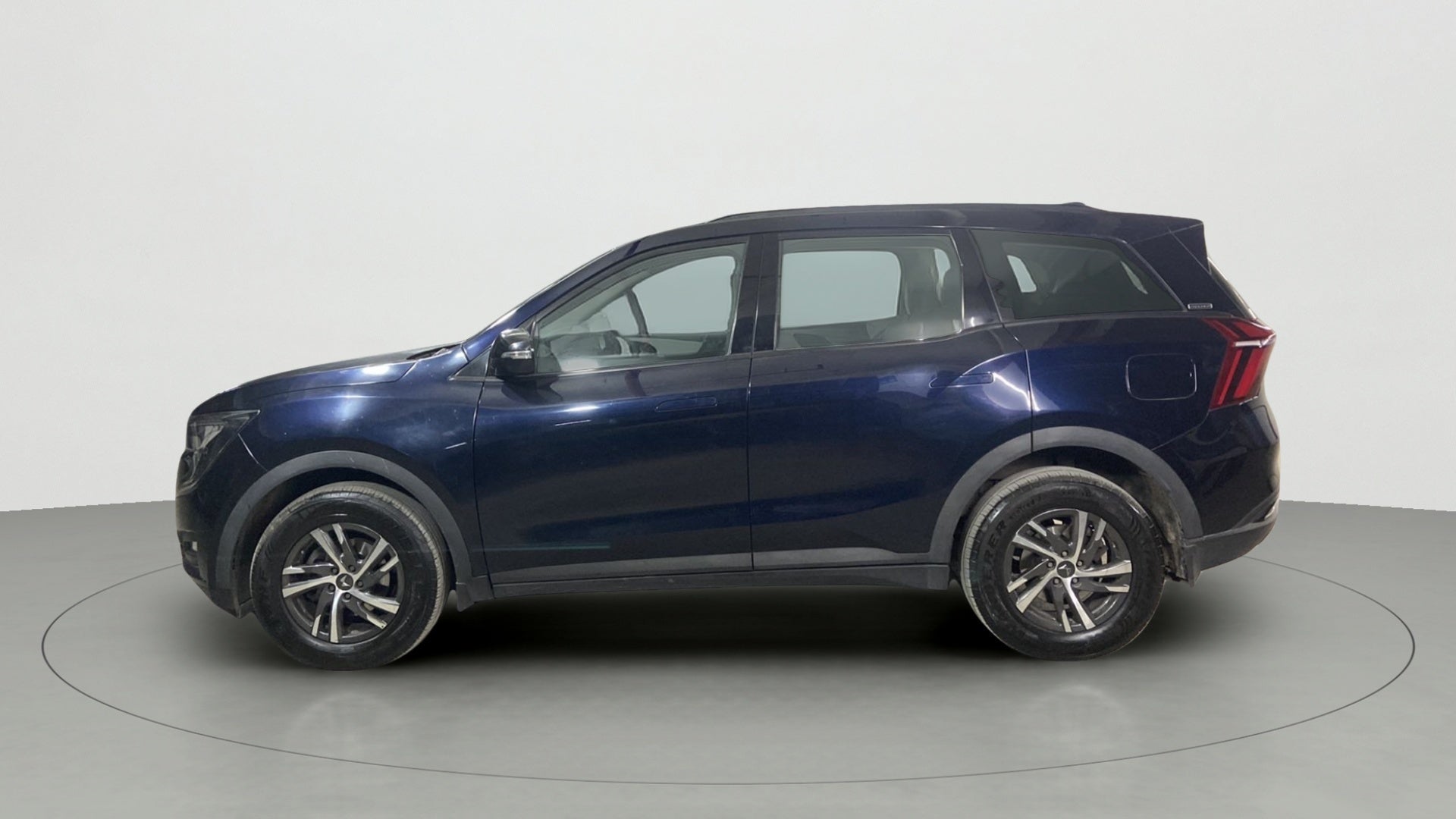 Side view of a Mahindra XUV700