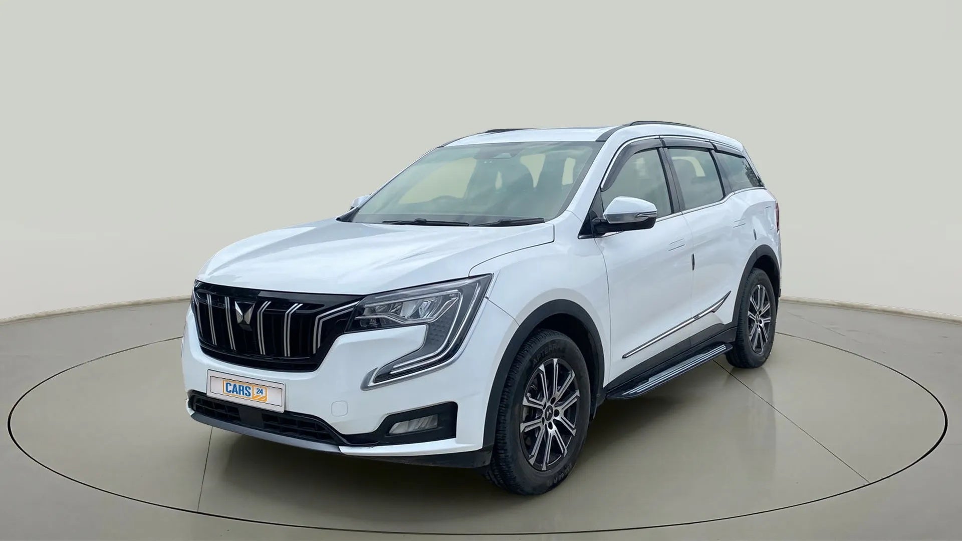 Front three-quarter view of a Mahindra XUV700