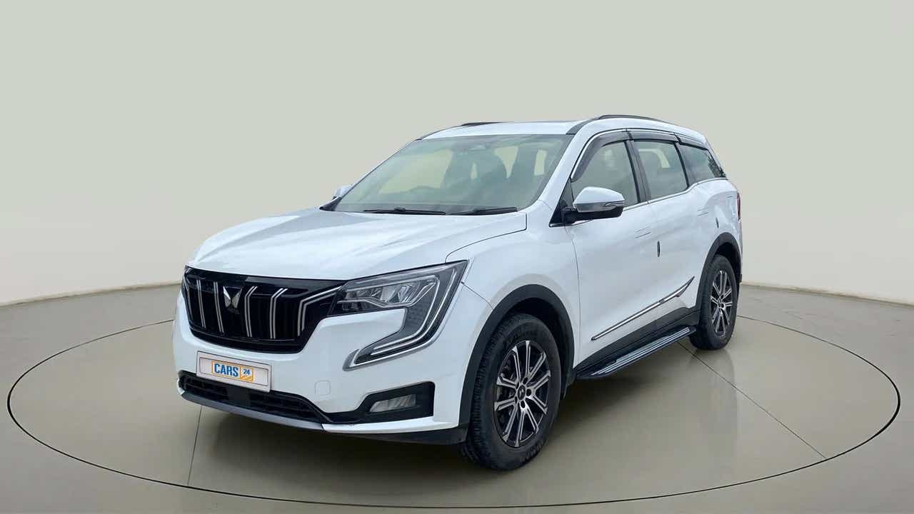 Front three-quarter view of a Mahindra XUV700