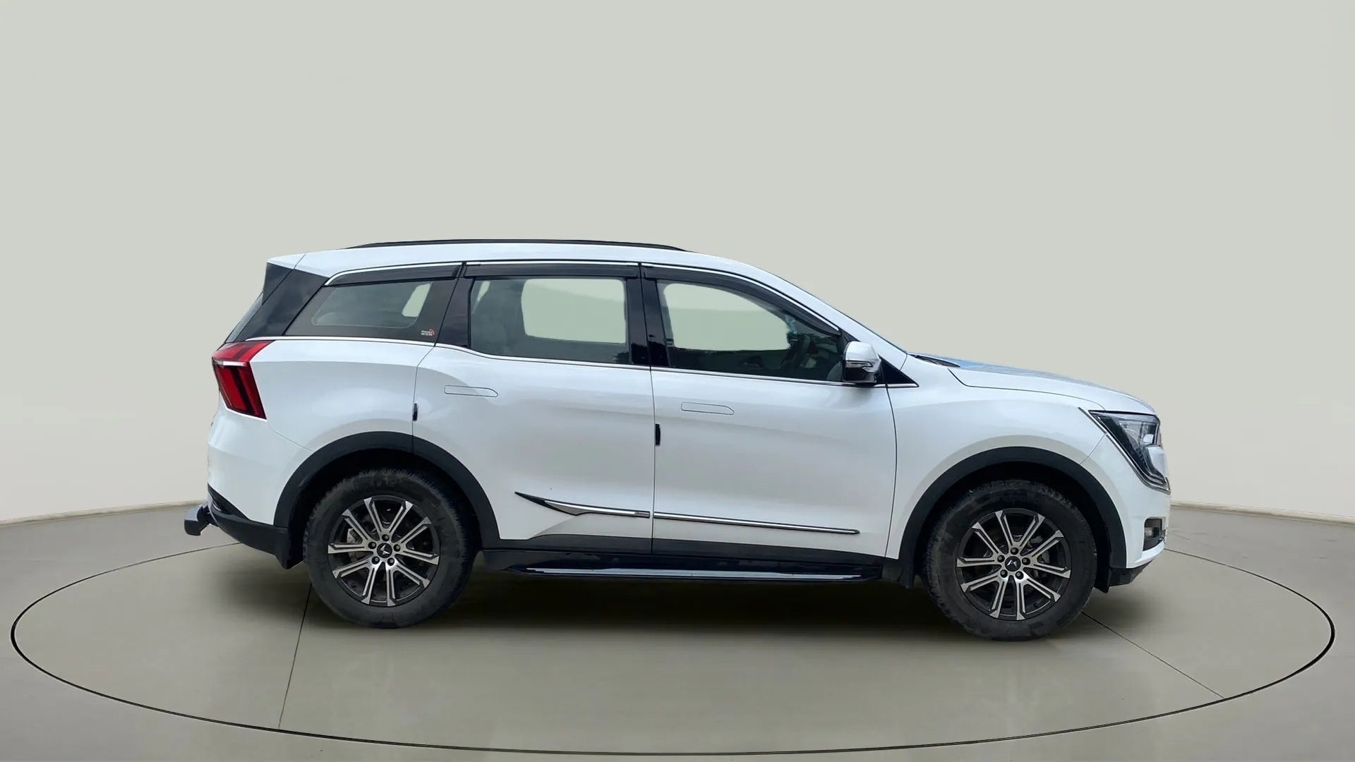 Side view of a Mahindra XUV700