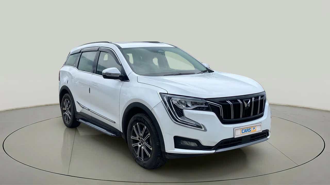 Front three-quarter view of a Mahindra XUV700