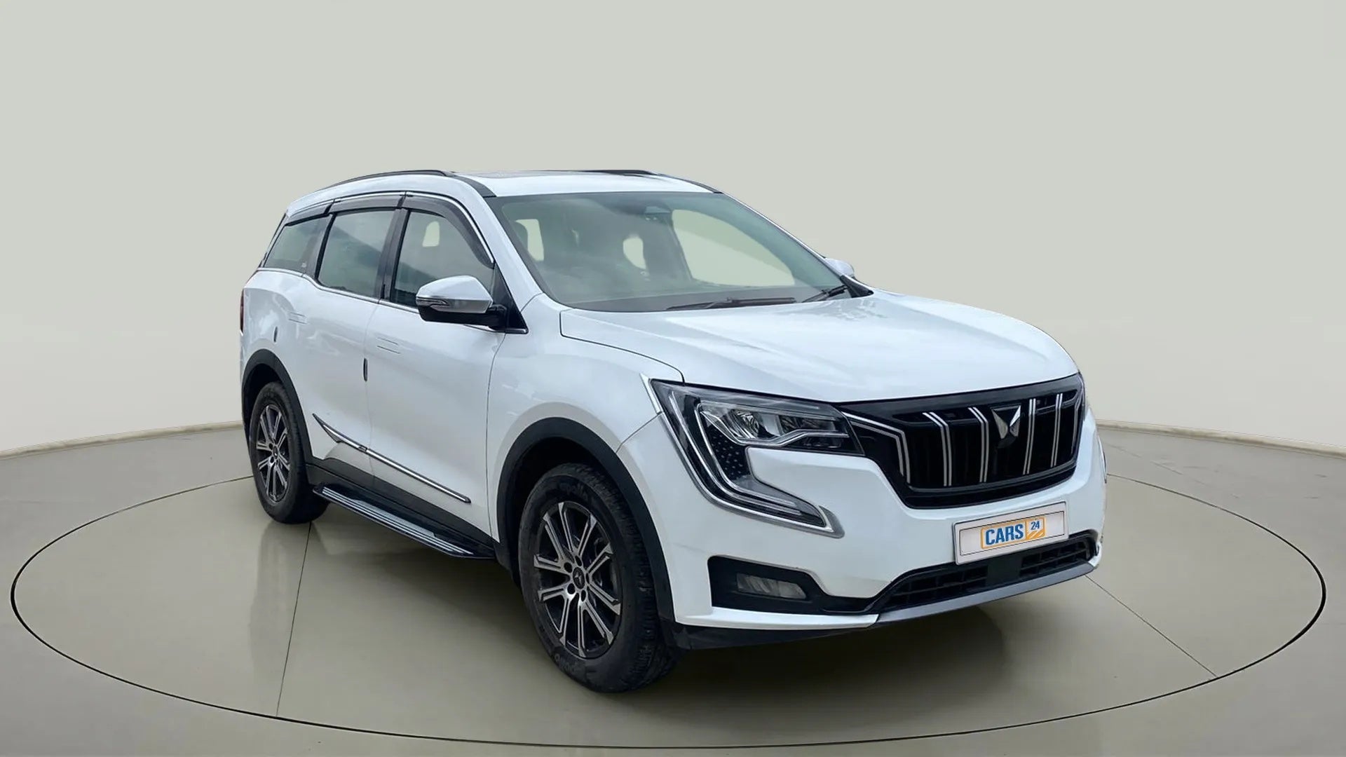 Front three-quarter of a Mahindra XUV700