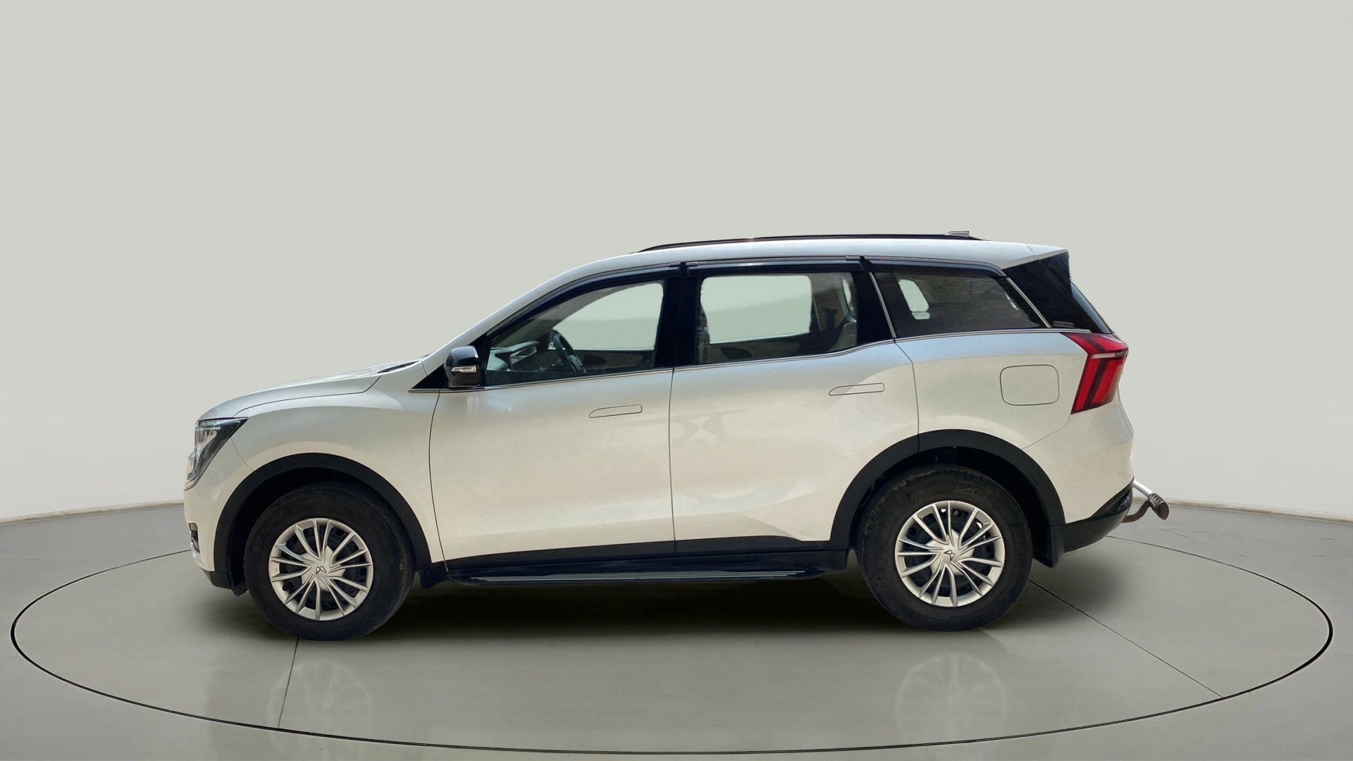 Side view of a Mahindra XUV700