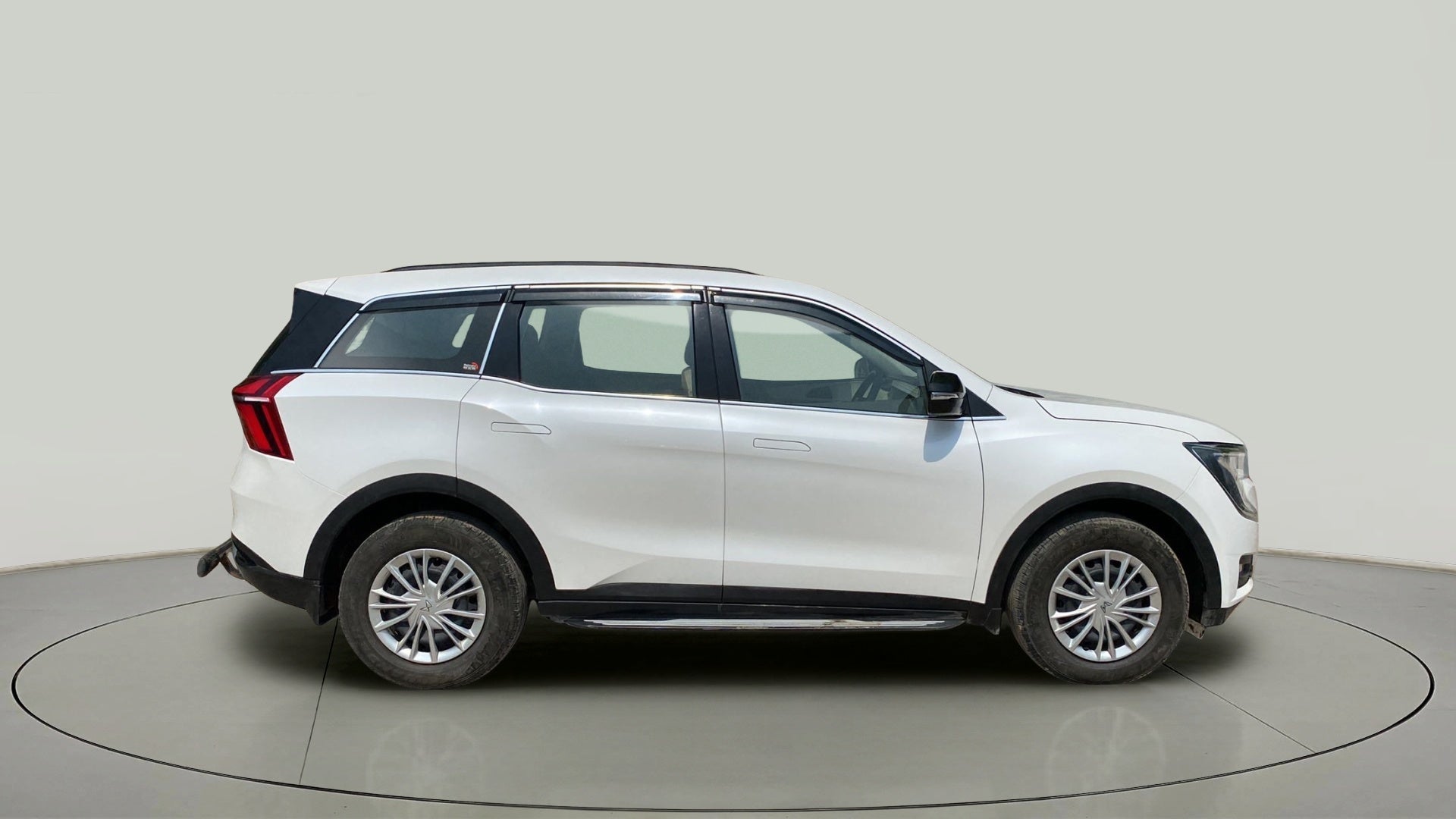 Side view of a Mahindra XUV700