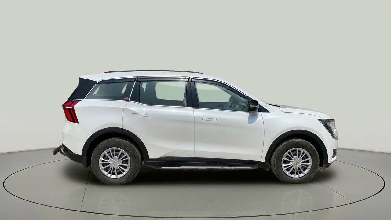Side view of a Mahindra XUV700
