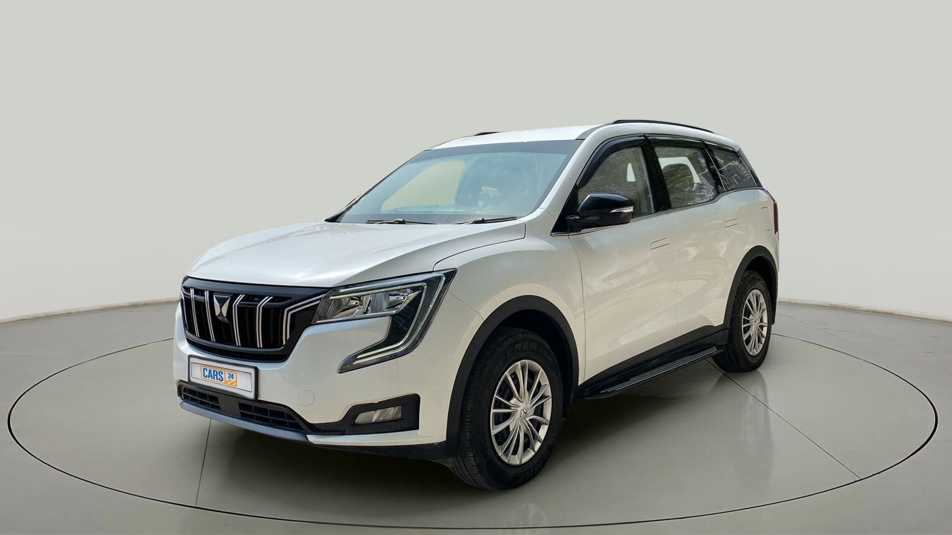 Front three-quarter view of a Mahindra XUV700