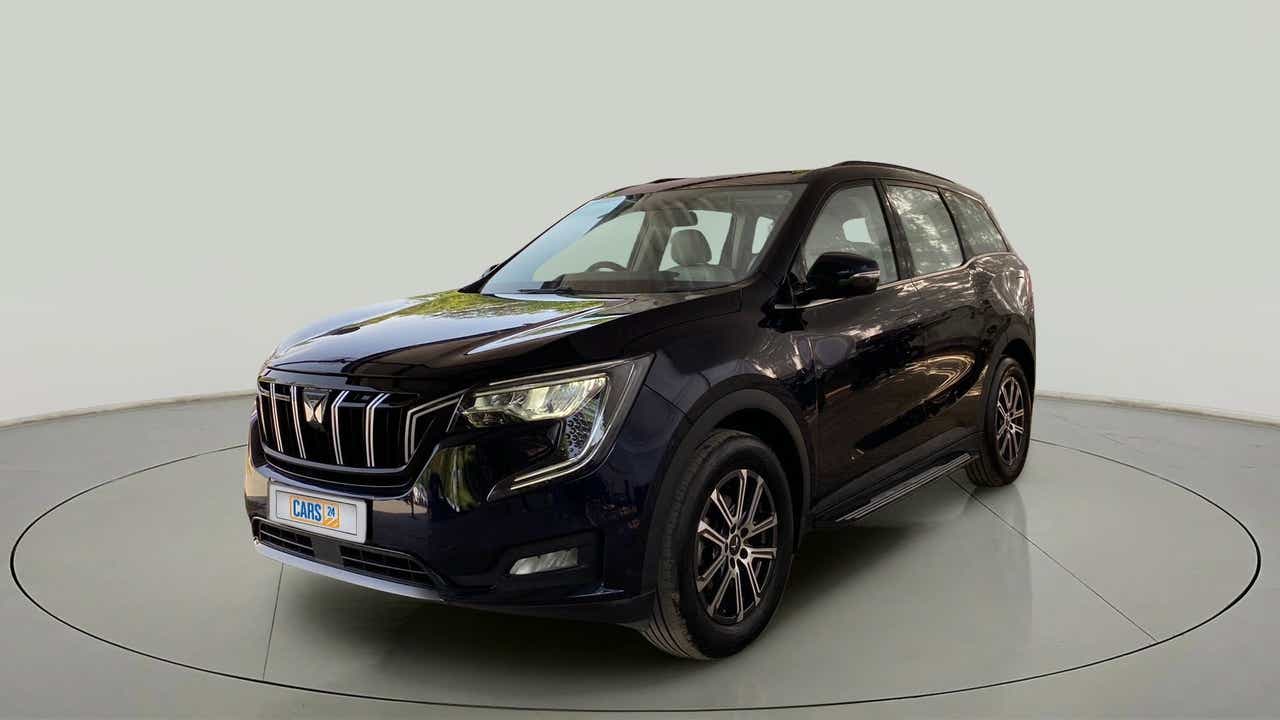 Front three-quarter view of a Midnight Black Mahindra XUV700
