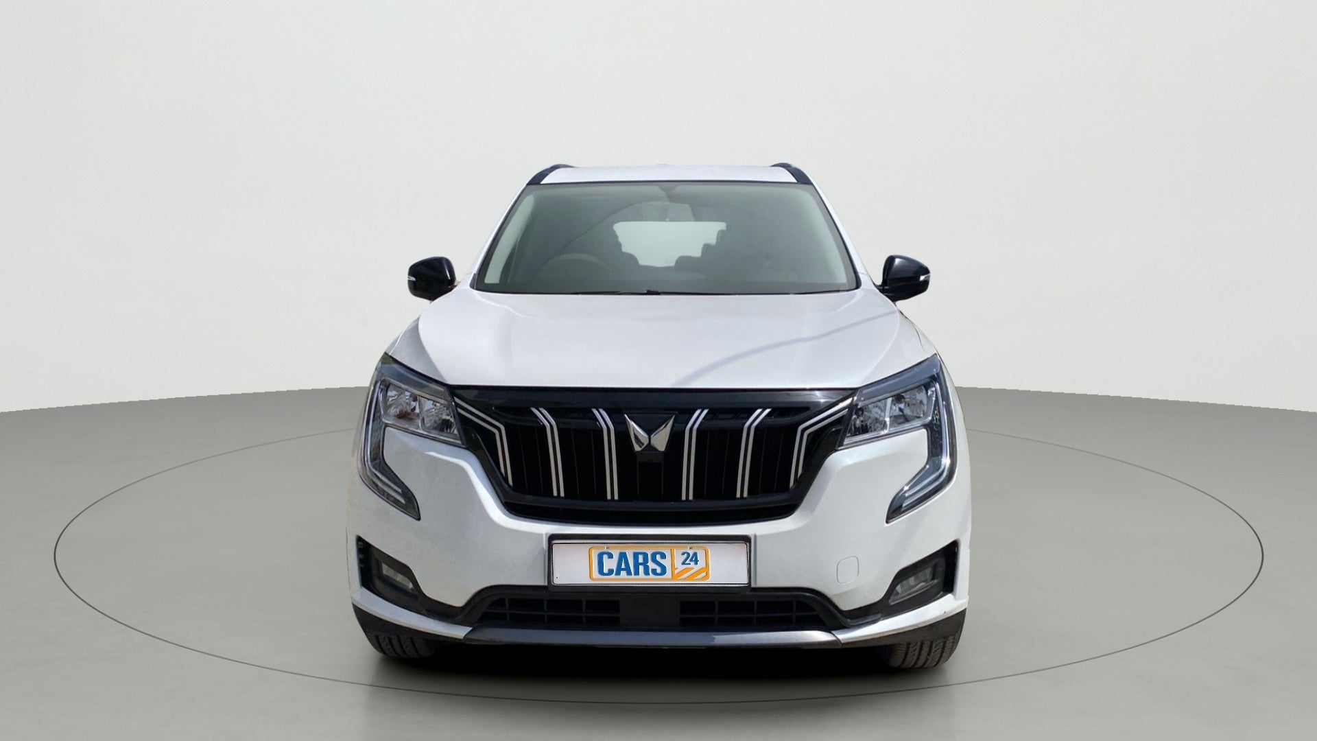 Front view of a Mahindra XUV700