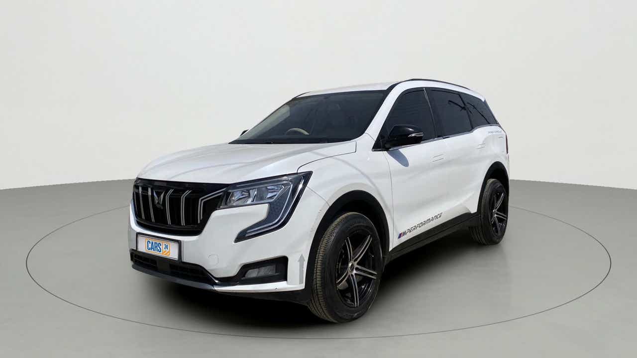 Front three-quarter of a Mahindra XUV700