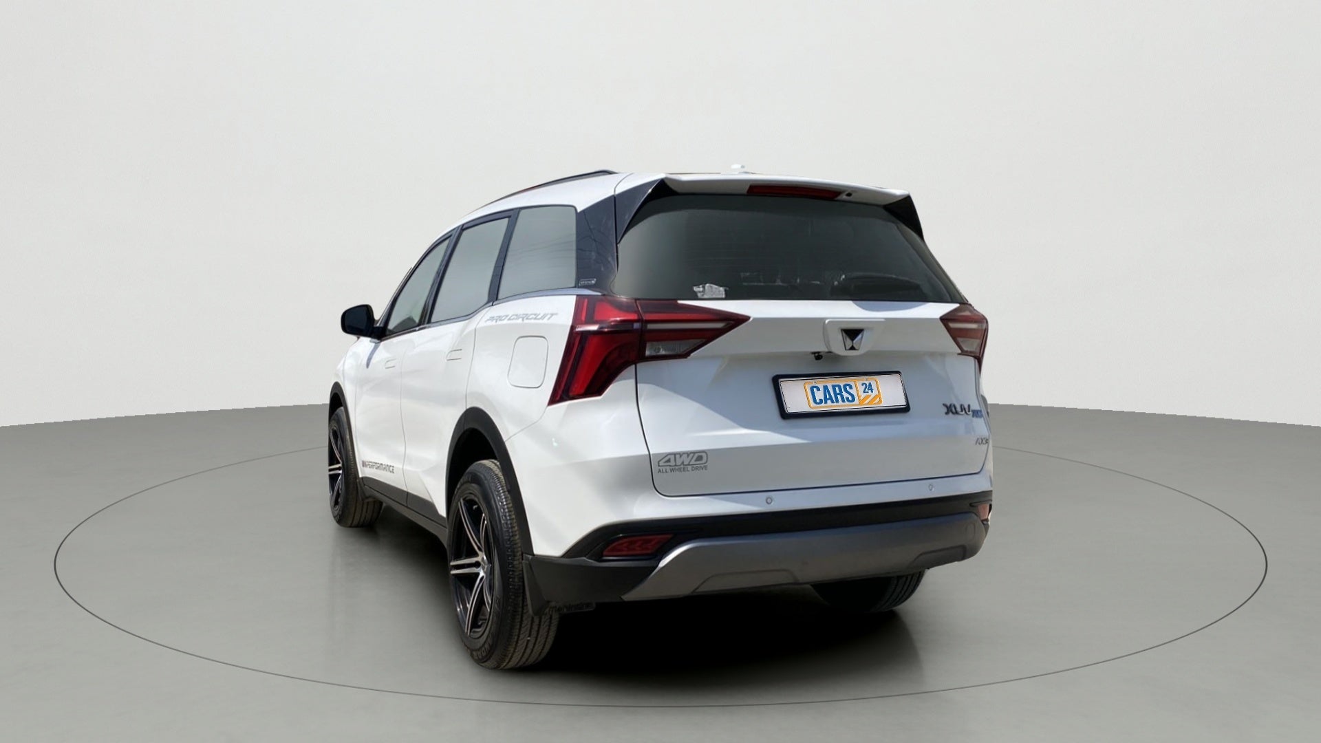 Rear three-quarter of a Everest White Mahindra XUV700