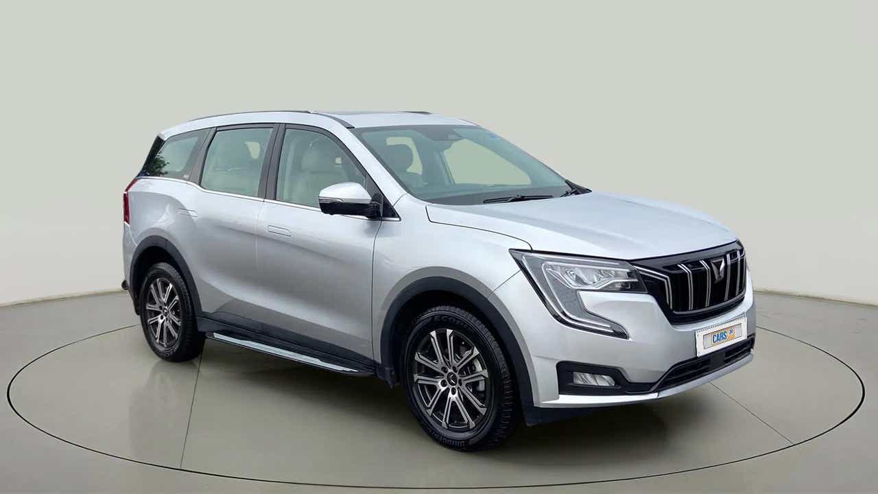 Front three-quarter view of a Valyrian Silver Mahindra XUV700
