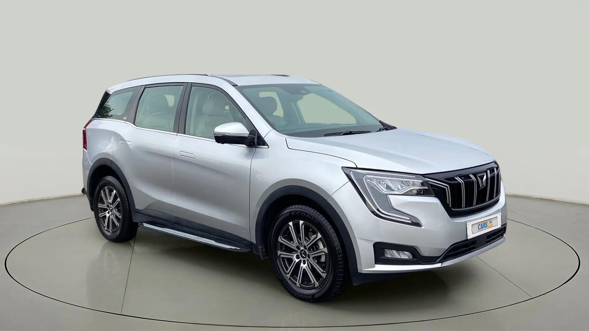 Front three-quarter view of a Valyrian Silver Mahindra XUV700