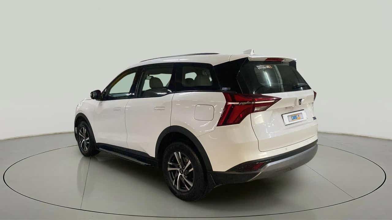 Rear three-quarter of a Everest White Mahindra XUV700