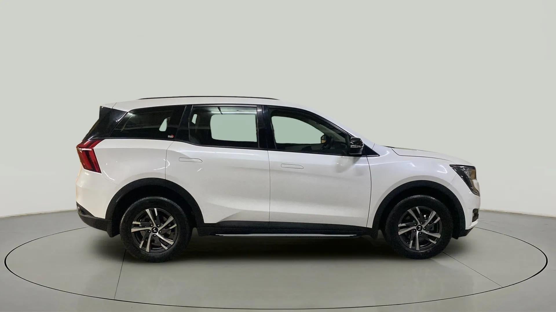 Side view of a Mahindra XUV700