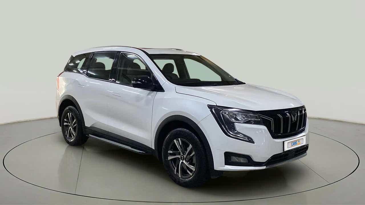Front three-quarter view of a Mahindra XUV700