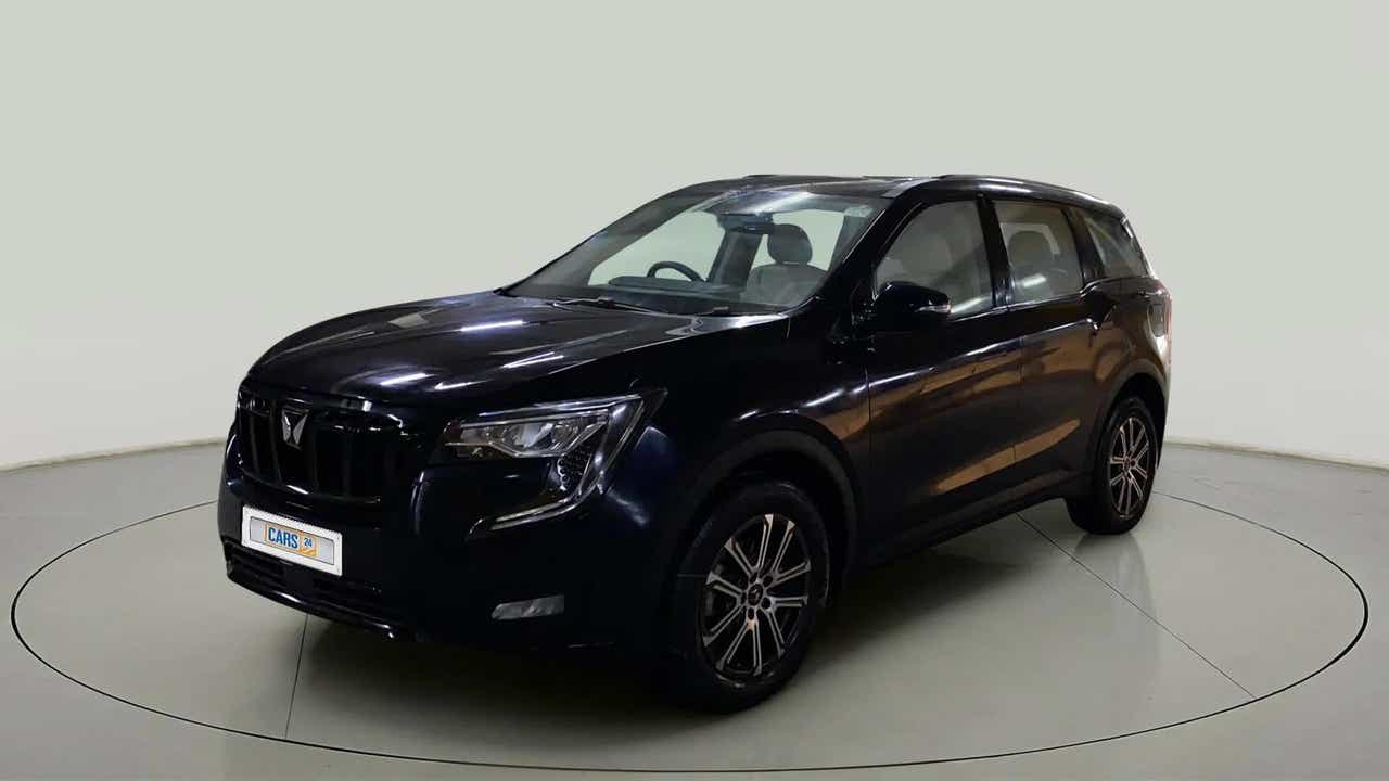 Front three-quarter view of a Mahindra XUV700