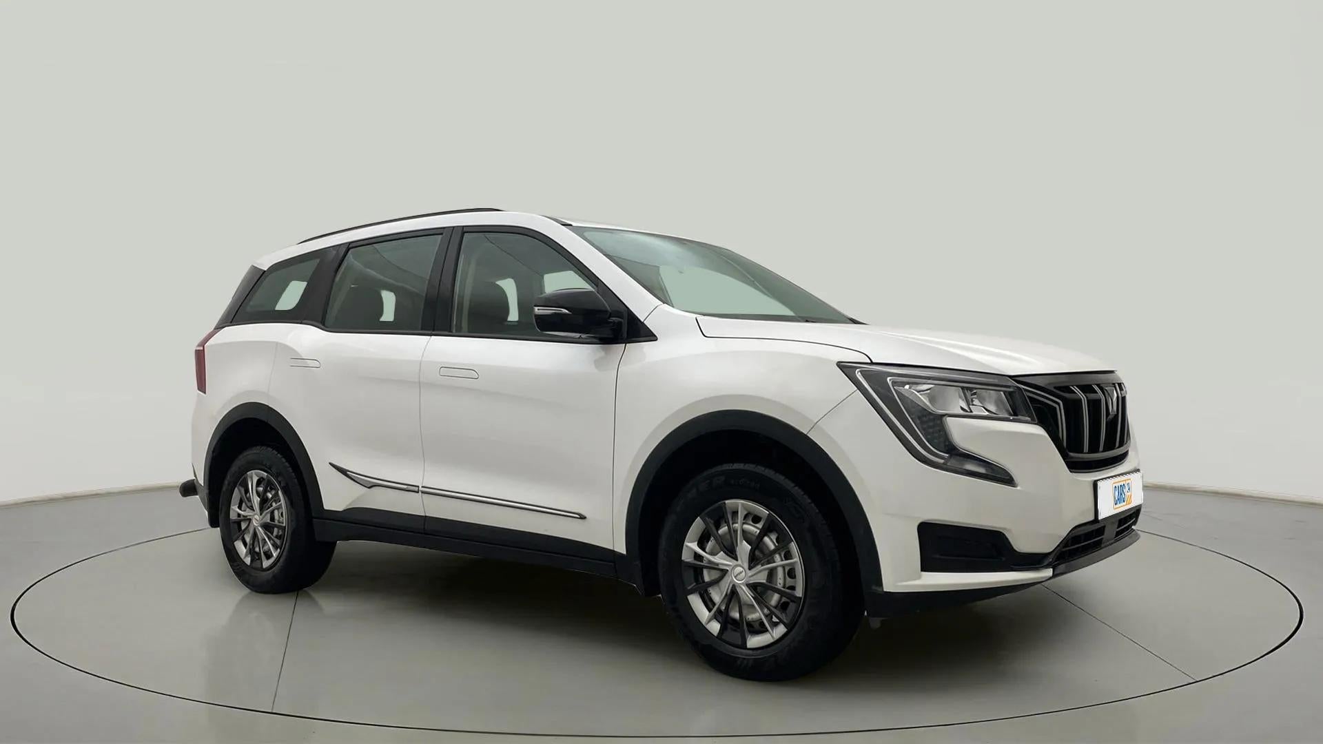 Front three-quarter view of a Everest White Mahindra XUV700