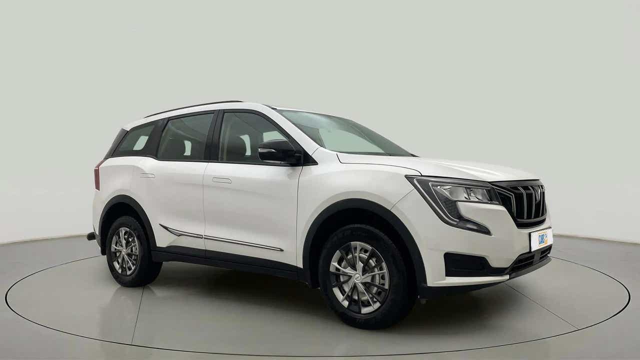 Front three-quarter view of a Everest White Mahindra XUV700