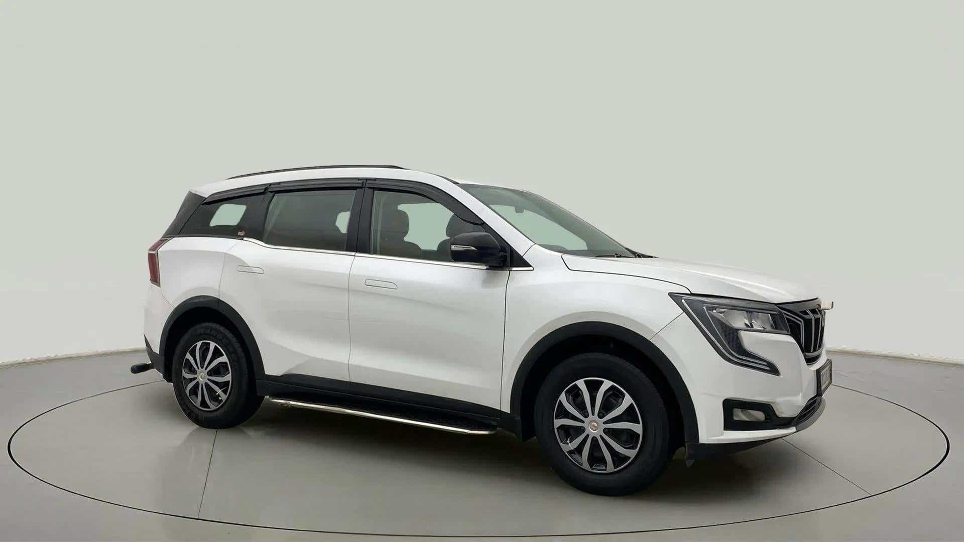 Side view of a Everest White Mahindra XUV700