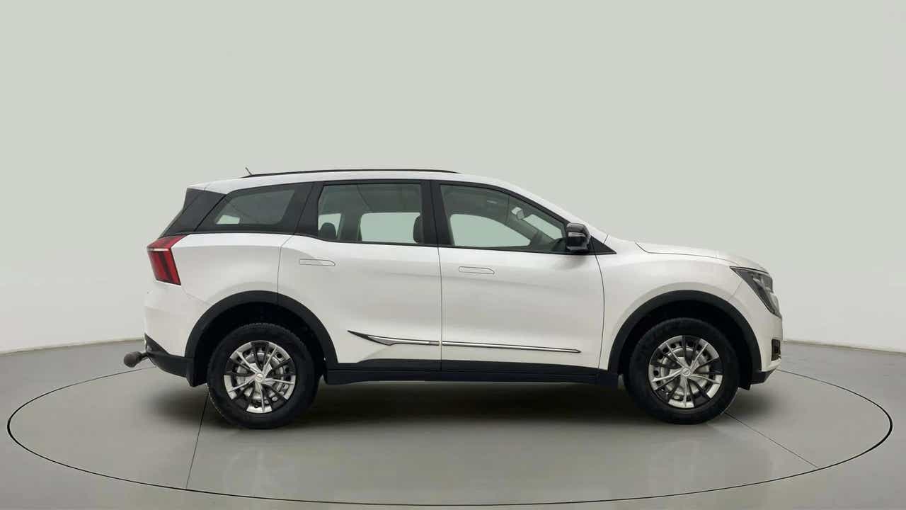 Side view of a Mahindra XUV700