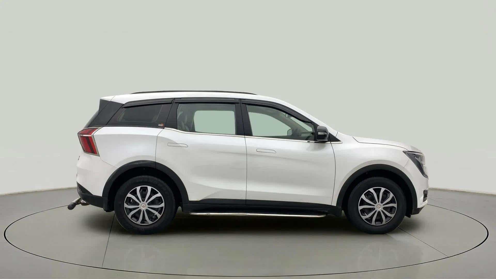 Side view of a Mahindra XUV700