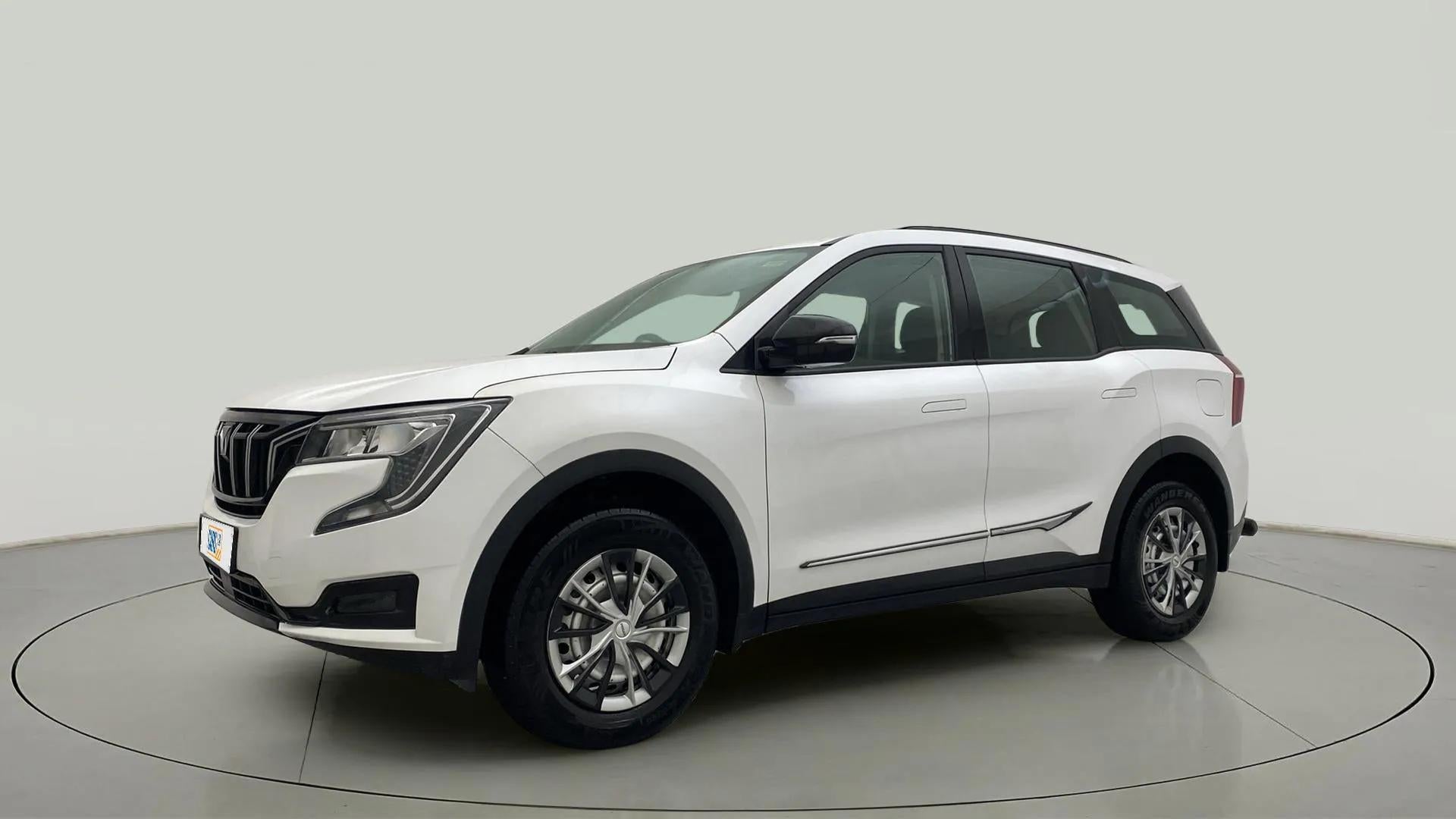 Front three-quarter view of a Everest White Mahindra XUV700