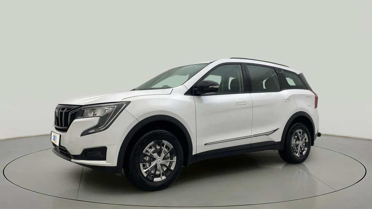Front three-quarter view of a Everest White Mahindra XUV700