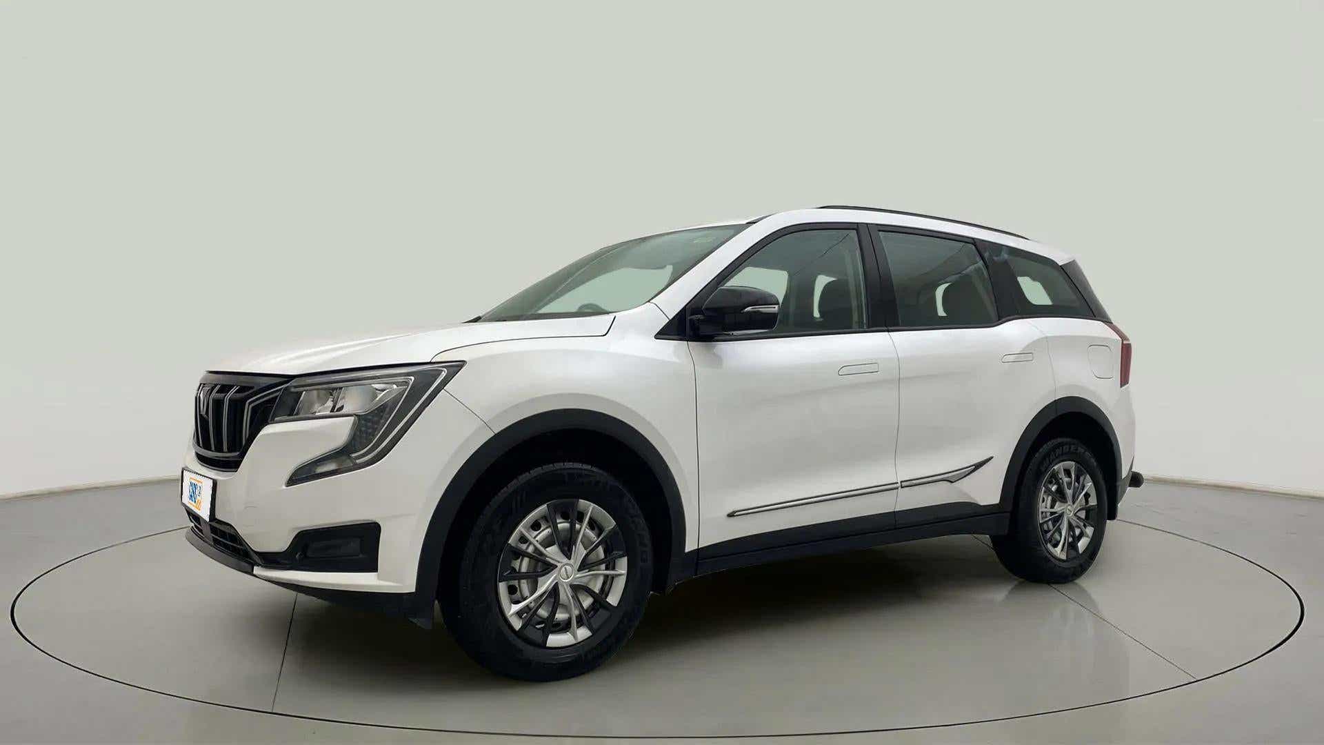 Front three-quarter view of a Everest White Mahindra XUV700