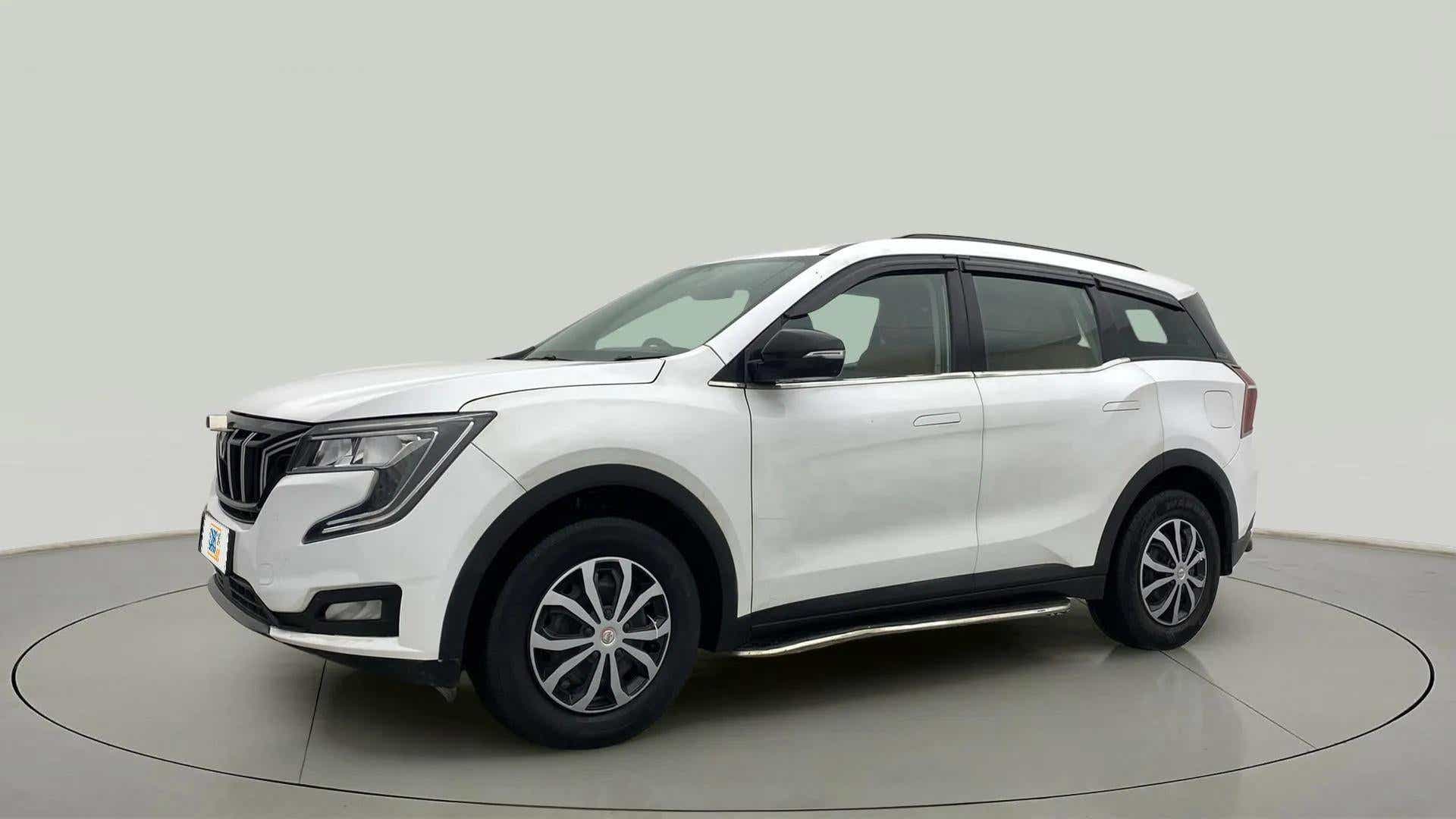 Side view of a Everest White Mahindra XUV700